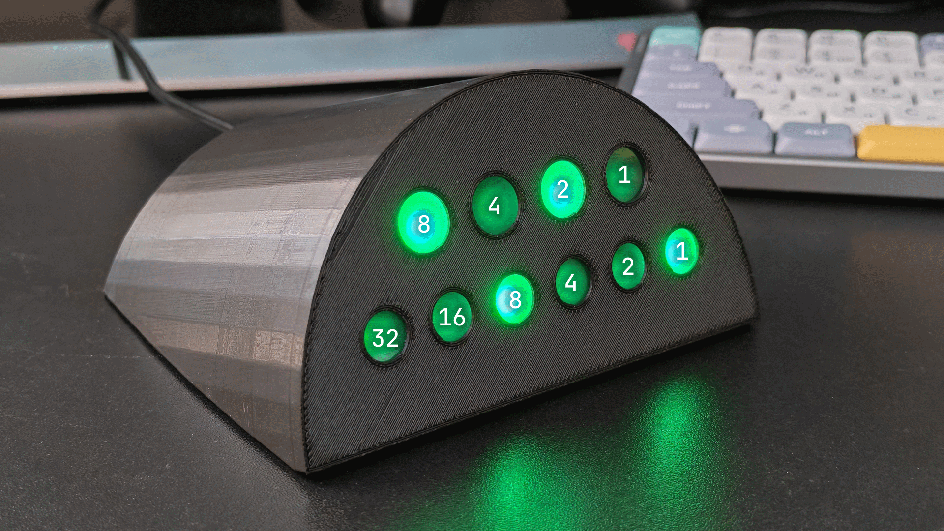 Двоичные часы с подписями